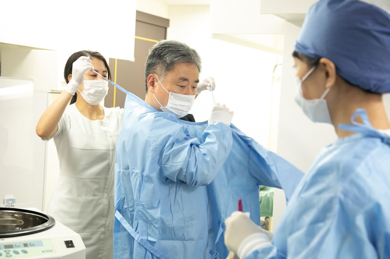 脂肪注入の豊胸の準備をする医師と看護師